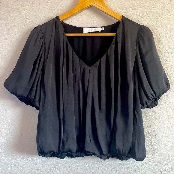 Astr the Label Black BUBBLE HEM SHORT SLEEVE TOP V Neck Contemporary Size Small - Picture 2 of 9